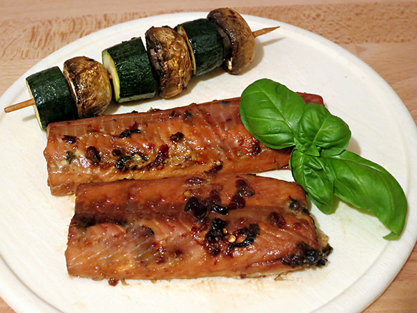Planken-Lachs und Gemüsespieße aus dem Cobb-Grill 