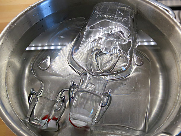 Flaschen vor dem Füllen in kochendem Wasser sterilisieren