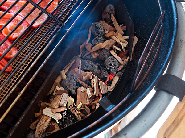 Woodchips auf der Glut sorgen für den Rauch
