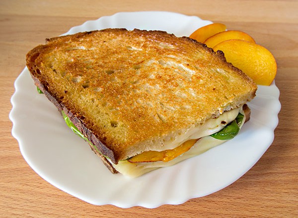 Grilled Cheese Sandwich mit geschmorten Friggitelli