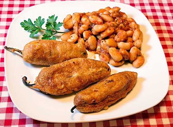 Friggitellos Rellenos und Borlotti Barbecue Beans