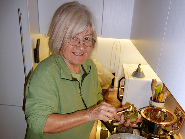 Renate beim Füllen der Artischocken