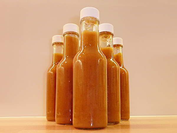 Hot Sauce mit Pfirsichen und geräucherten Habaneros