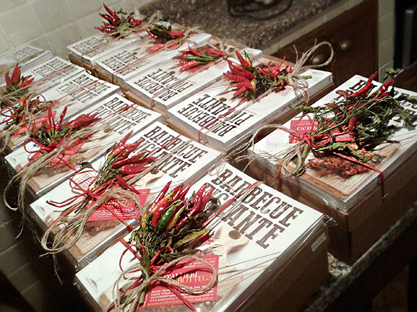 Bellissime pacchi natalizi fatti col libro e le salse