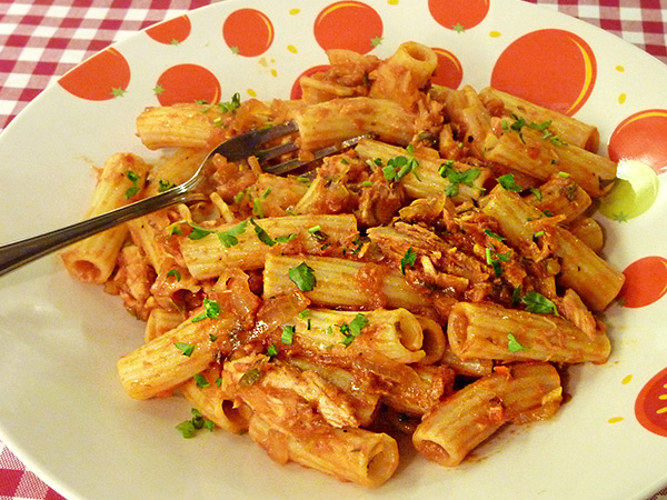 Pikante Penne mit Thunfisch und Zwiebeln | CHILI BARBECUE