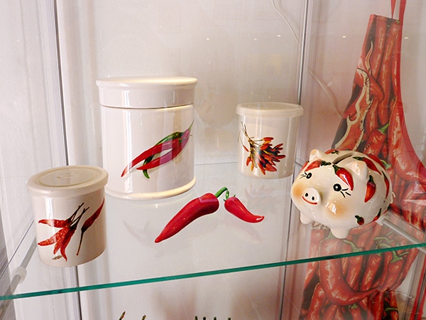 Blick in die Zoschke-Ausstellung: Chili-Keramik
