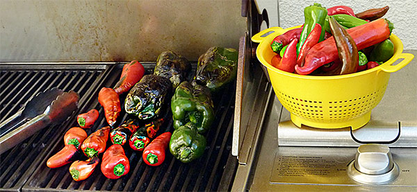 Chilis auf dem Gasgrill rösten