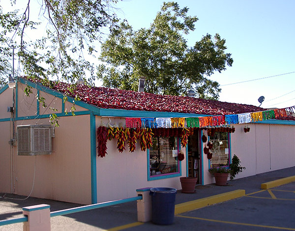 Rote New Mexican Chiles trocknen auf dem Dach vom „Hatch Chile Express“ in der Sonne 