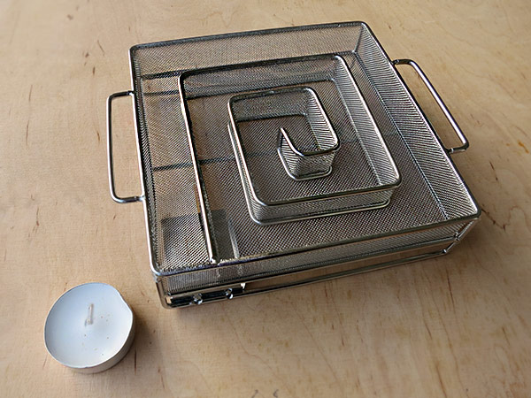 Kaltrauchgenerator ("Sparbrand") mit Teelicht als Anzündhilfe