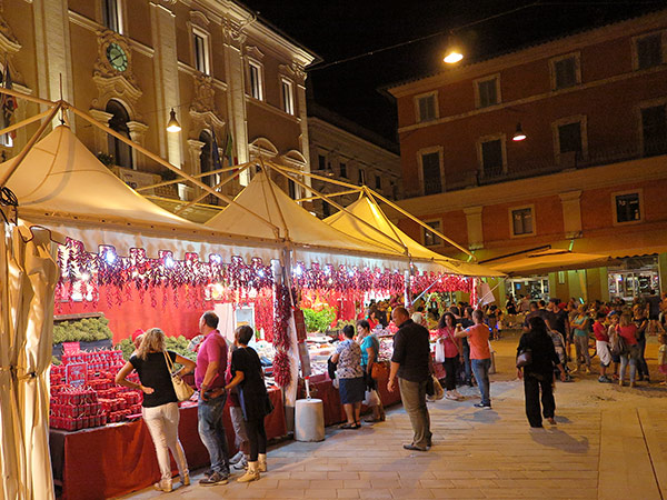 Rieti Cuore Piccante: Abends ohne die knallige Sonne machte das Probieren und Kaufen noch mehr Spaß