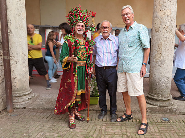 Chili-Majestät Pellegrino mit seinen capsaicinoiden Untertanen Enzo Monaco und Harald Zoschke