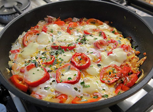 Omelett mit roten Friggitelli und Mozzarella