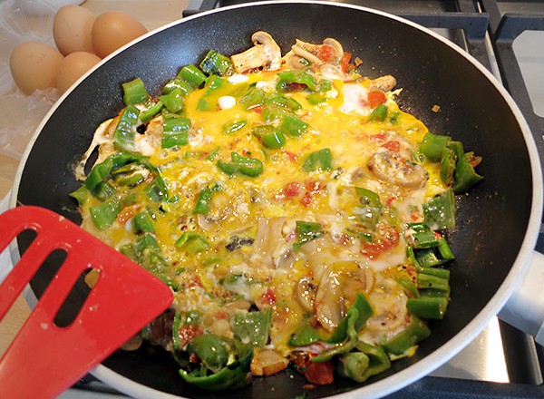 Omelett mit grünen Friggitelli und Pilzen
