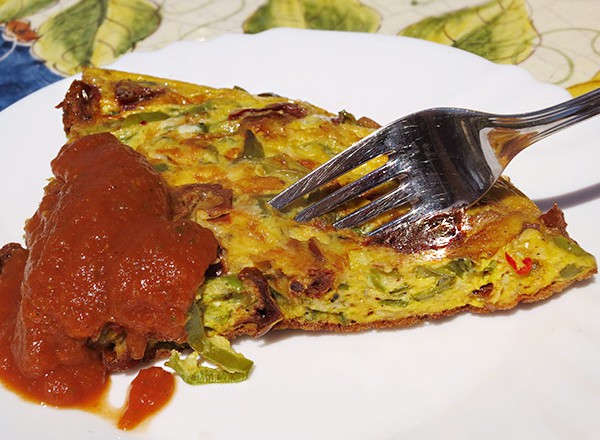 Friggitelli-Frittata mit Salsa