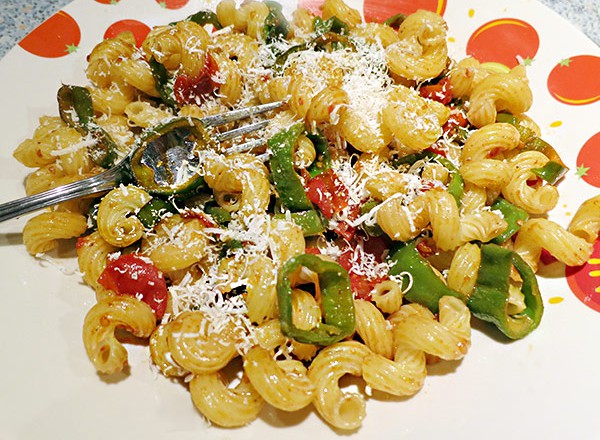 Geschmorte Friggitelli und Kirschtomaten mit Cavatappi-Pasta