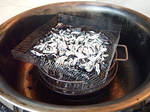 Hitze gut überstanden: Woodchip-Korb nach dem Smoken