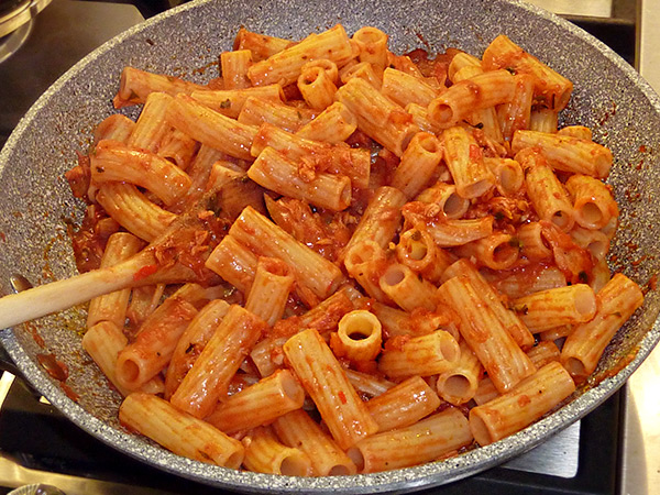 Pikante Penne mit Thunfisch und Zwiebeln | CHILI BARBECUE