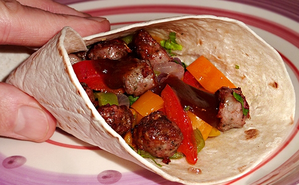 Grillwurst Fajitas auf dem Cobb Grill