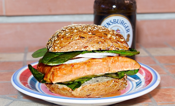 Barbecue-Lachsbrötchen „Weltfischbrötchentag“