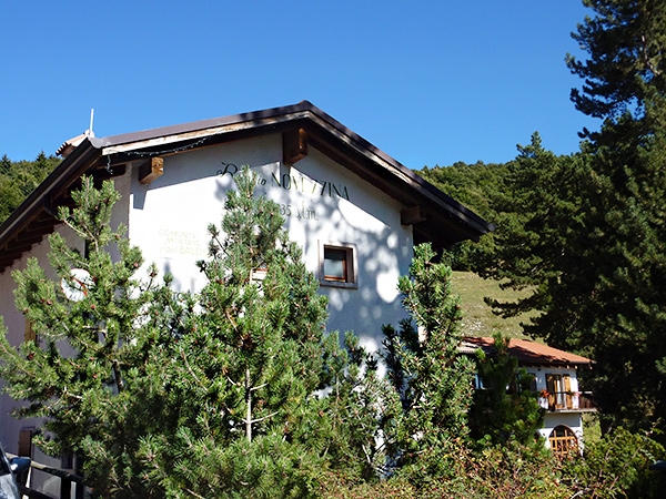 Die Gegend um das Rifugio Orto Botanico Monte Baldo (Novezzina)