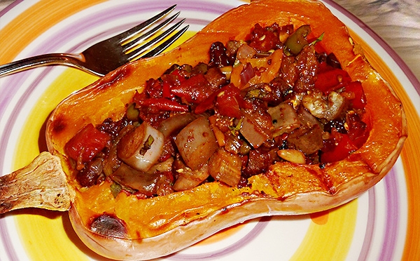 Gegrillter Butternut-Kürbis mit Caponata-Füllung