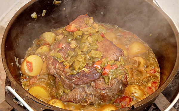 Green Chile Beef im Dutch Oven