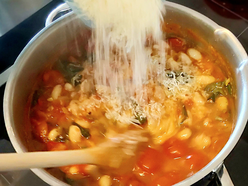 Pikante Bohnensuppe mit Tomaten und Spinat | CHILI BARBECUE