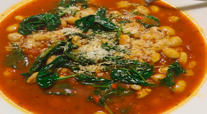 Pikante Bohnensuppe mit Tomaten und Spinat